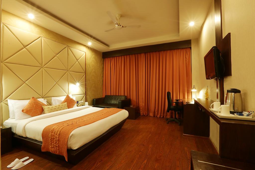 Corporate Regency Hotel New Delhi Exterior photo